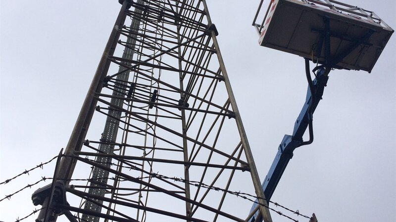 Don't look down: engineers replace lamps on 30m high lighting tower