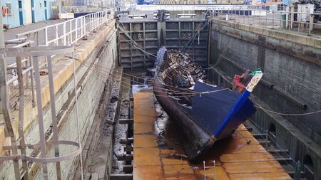 Port dismantles 1950's timber boat