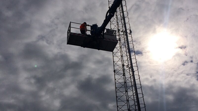 Don't look down: engineers replace lamps on 30m high lighting tower