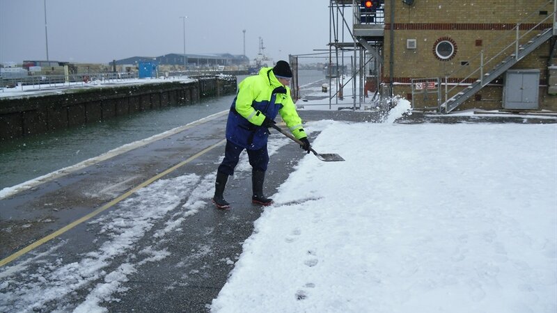 Team work keeps the port open despite snowy conditions