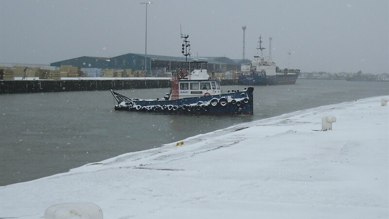 Team work keeps the port open despite snowy conditions