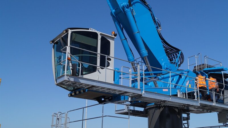 Impressive 180 tonne crane arrives at Shoreham Port