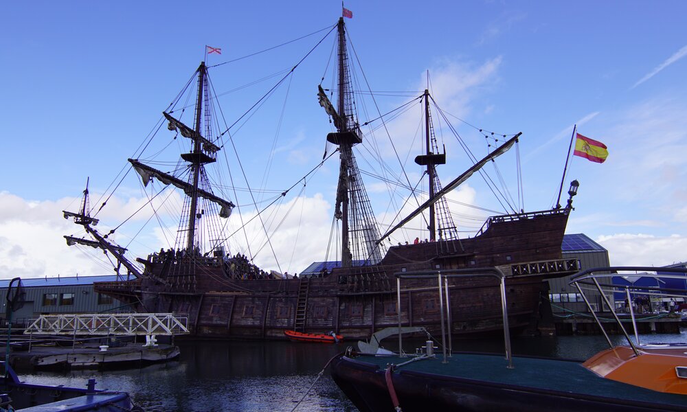 Galeón Andalucía arrives at Shoreham Port.