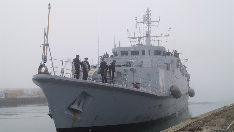Community gathers to welcome hms Shoreham back to the port