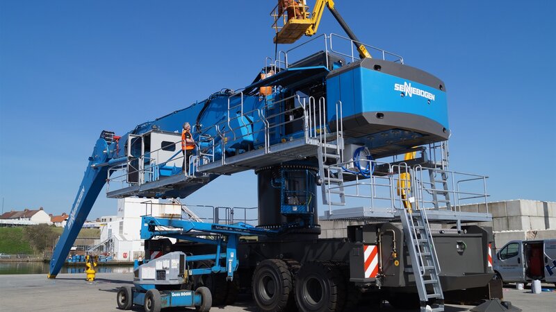 Impressive 180 tonne crane arrives at Shoreham Port