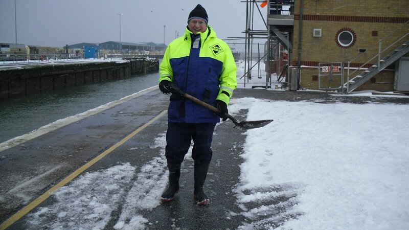 Team work keeps the port open despite snowy conditions