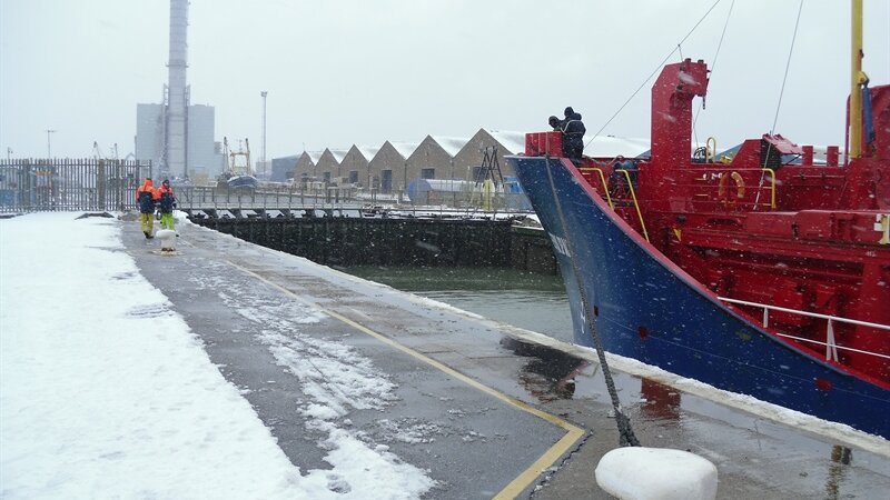 Team work keeps the port open despite snowy conditions