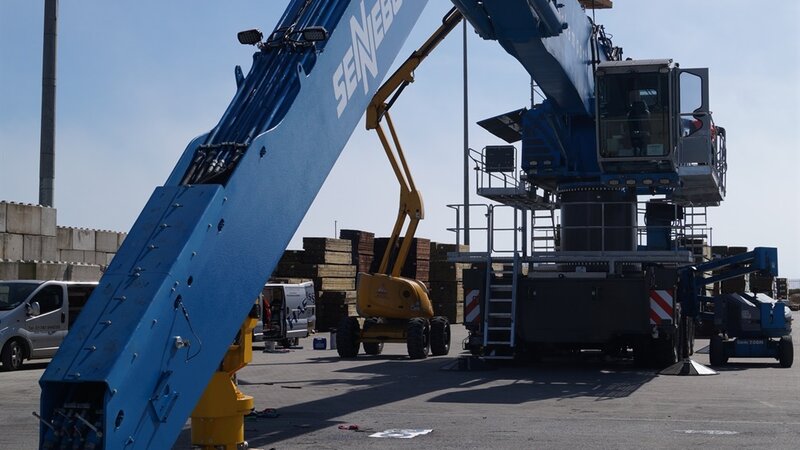 Impressive 180 tonne crane arrives at Shoreham Port
