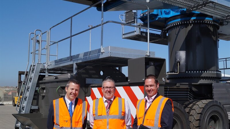 Impressive 180 tonne crane arrives at Shoreham Port