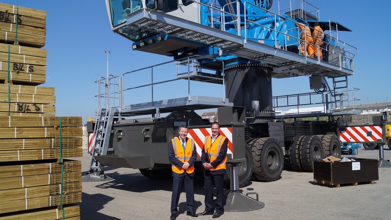 Impressive 180 tonne crane arrives at Shoreham Port