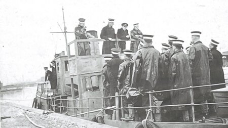 Cadet-Ratings get their instructions before an exercise
