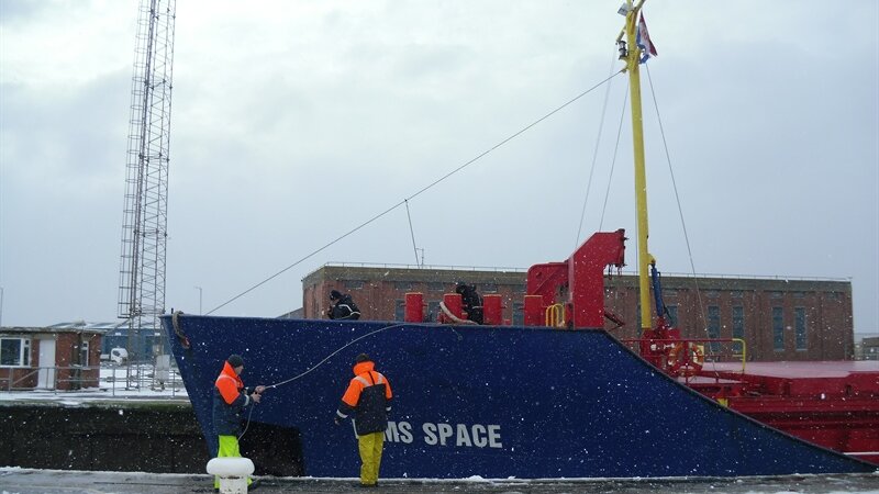 Team work keeps the port open despite snowy conditions
