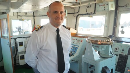 Hms Shoreham receives warm welcome back to her namesake port