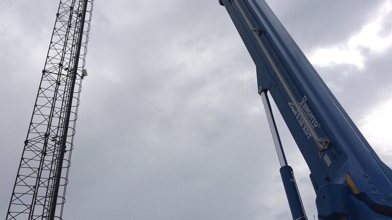 Don't look down: engineers replace lamps on 30m high lighting tower