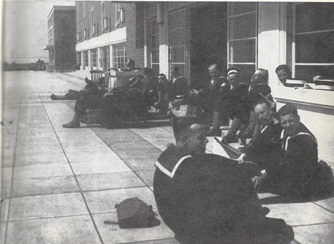 Cadet-Ratings relax in front of HMS King Alfred